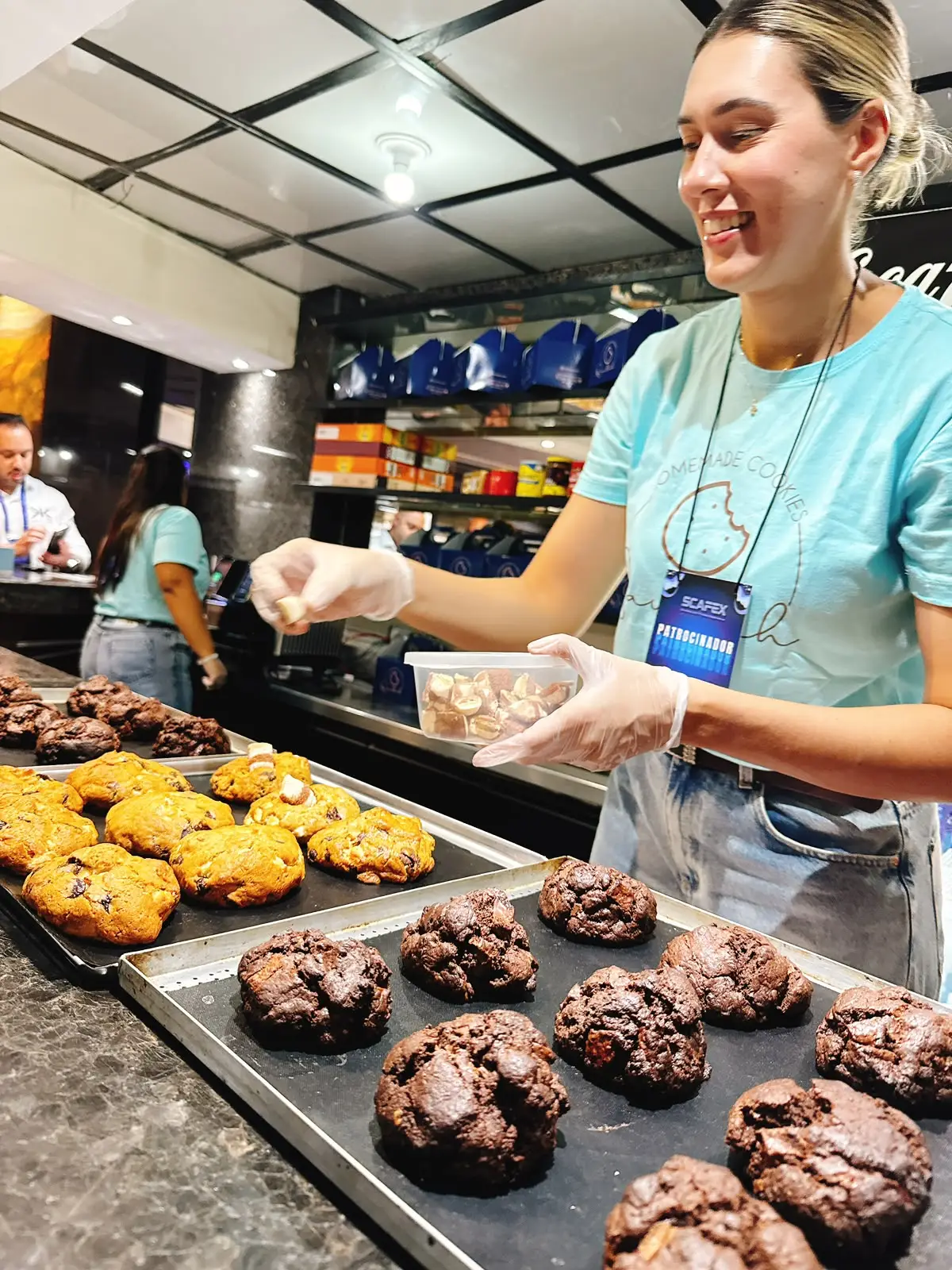 Preparo dos cookies na cozinha da Raullah
